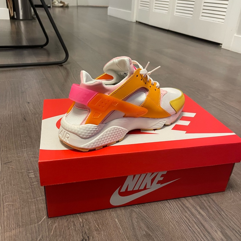 Nike Hurache (women’s size 9) NWB!